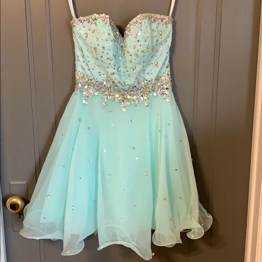 BEAUTIFUL Seafoam Green strapless Homecoming dress